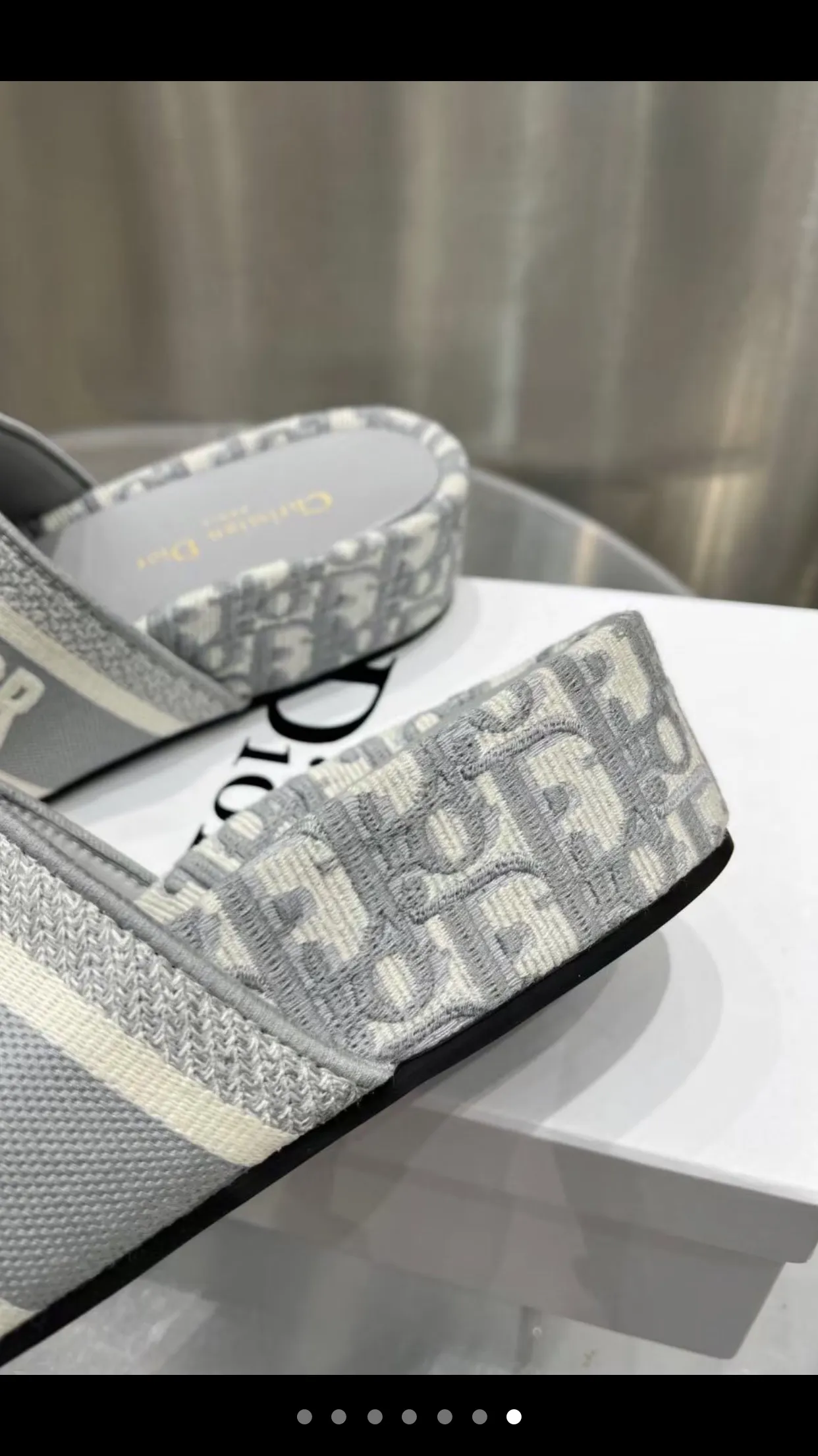 👟👟Ex-factory price 400👟👟 The classic best-selling model continues... 🎈The most popular pair of Dior DIOR wedge-heeled platform slippers DIORBLIQUE pattern jacquard embroidered prince, 🪡designed with classic logo embroidery craft elements. D’s most popular series in the past two years is really great! Super wow! 😘 Retro literary and fresh style, one of the must-have items in spring and summer 👏 💙Buy genuine products and reproduce them, synchronized with ten colors at the counter 💛High version of three-dimensional jacquard embroidered upper, cowhide lining 💚Original molded custom outsole, non-slip and wear-resistant Heel height: 5Cm, long legs to wear Comes with a full set of exquisite packaging Code number: 34-43 (34, 41, 42, 43 are custom-made and cannot be returned or exchanged)
